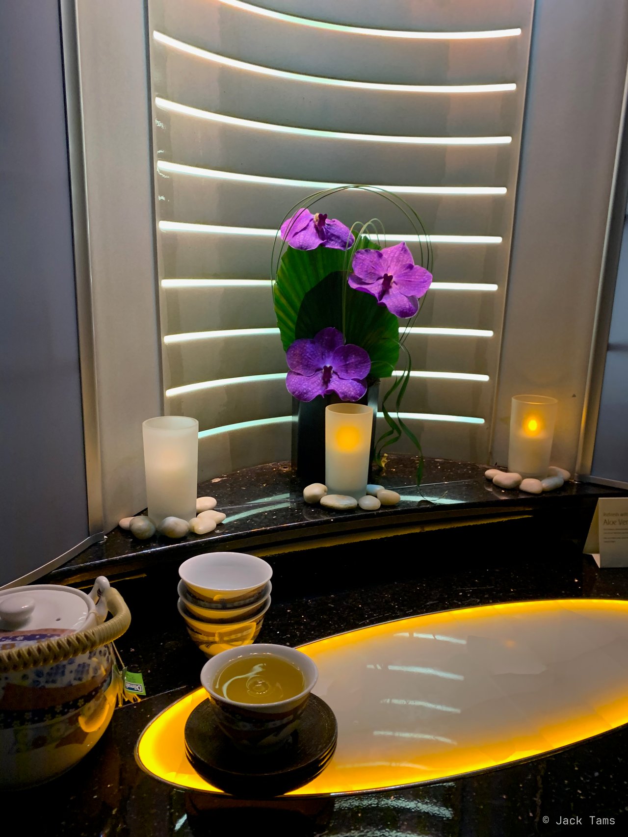 Tea and candles in the spa.