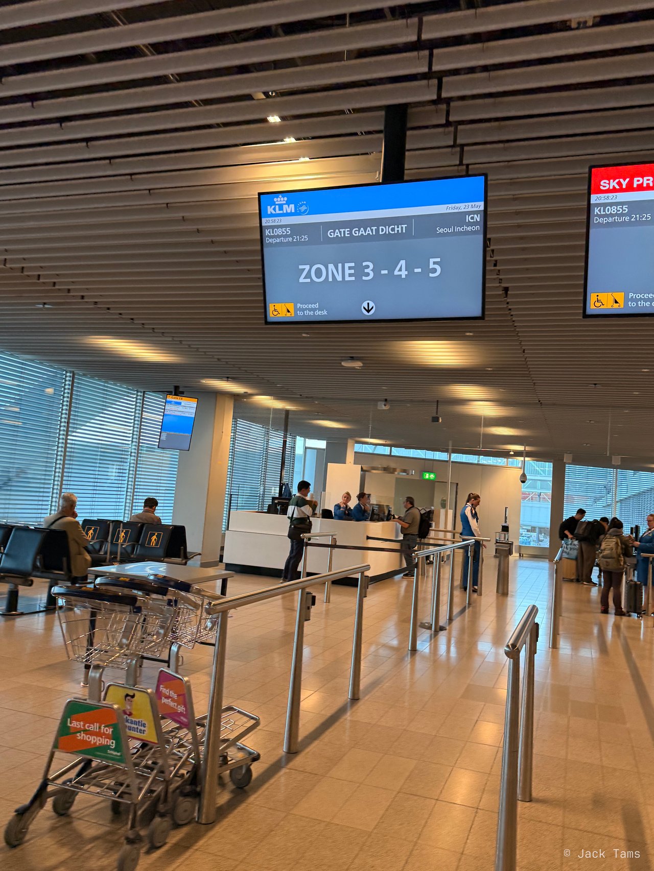 KL855 already showing "gate gaat dicht" on reaching the gate.