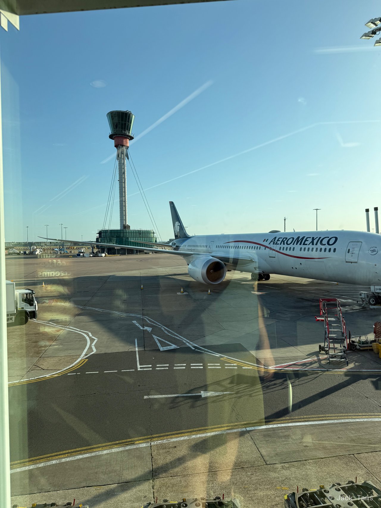 The control tower and an Aeroméxico 787 from the gate.