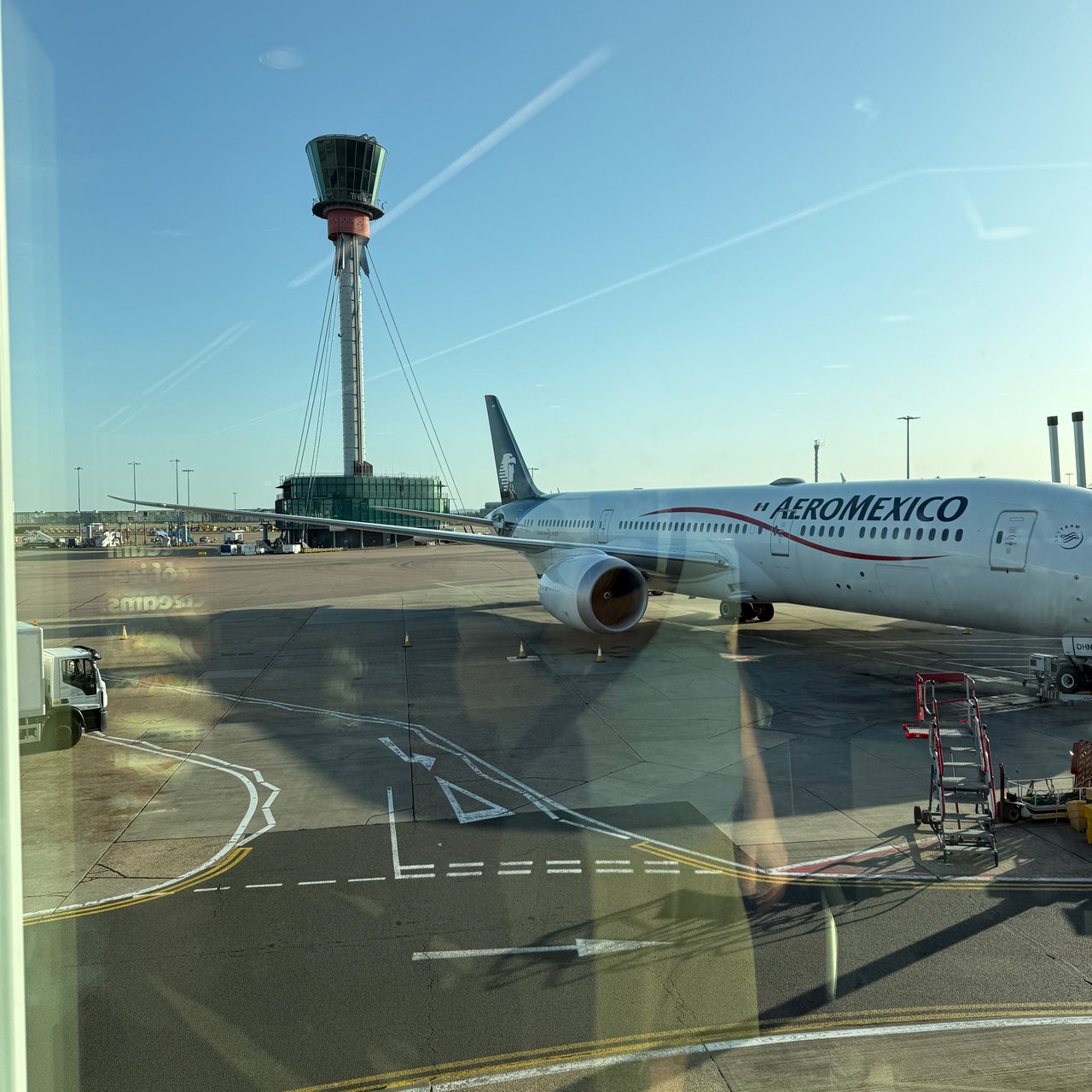 The control tower and an Aeroméxico 787 from the gate.